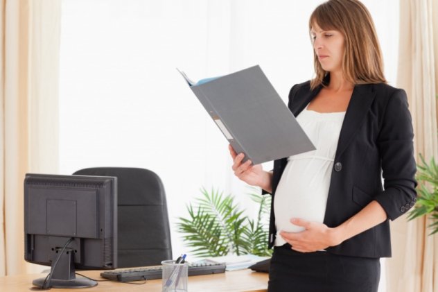 Чи можуть звільнити вагітну жінку за строковим трудовим договором